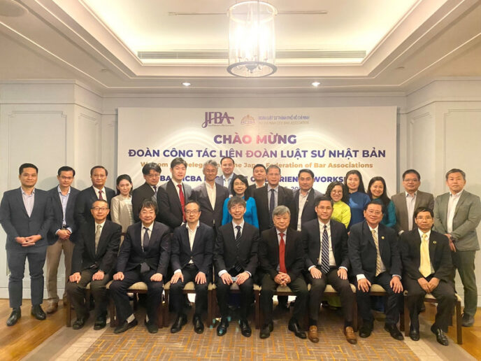 Các luật sư chụp ảnh lưu niệm.