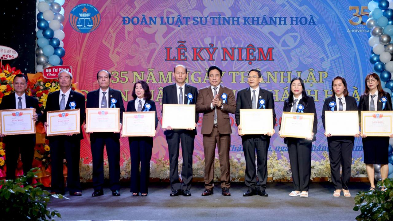 Đoàn Luật sư tỉnh Khánh Hòa kỷ niệm 35 năm ngày thành lập 3 Phó Bí thư Thường trực Tỉnh ủy Nguyễn Khắc Toàn trao bằng khen của Liên đoàn Luật sư Việt Nam cho các cá nhân.