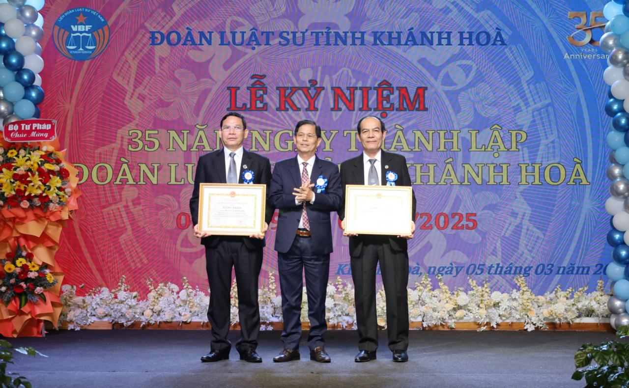 Đoàn Luật sư tỉnh Khánh Hòa kỷ niệm 35 năm ngày thành lập 4 Chủ tịch UBND tỉnh Nguyễn Tấn Tuân trao bằng khen của UBND tỉnh cho Đoàn Luật sư tỉnh và Tiến sĩ, luật sư Nguyễn Đình Thơ.