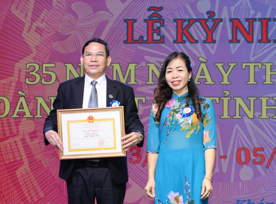 Đoàn Luật sư tỉnh Khánh Hòa kỷ niệm 35 năm ngày thành lập 5 Đoàn Luật sư tỉnh nhận bằng khen của Bộ trưởng Bộ Tư pháp.
