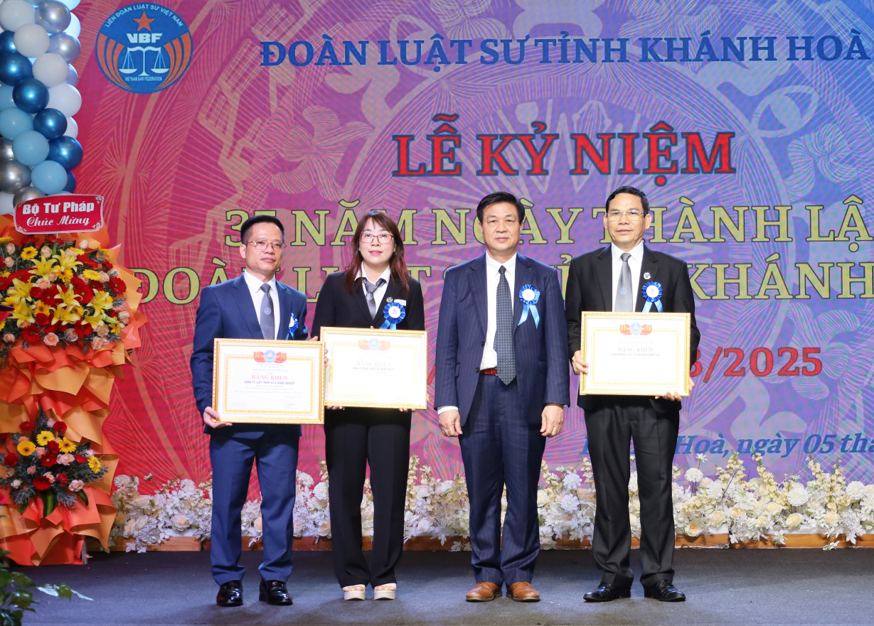 Đoàn Luật sư tỉnh Khánh Hòa kỷ niệm 35 năm ngày thành lập 6 Các tổ chức hành nghề luật sư nhận bằng khen của Liên đoàn Luật sư Việt Nam.