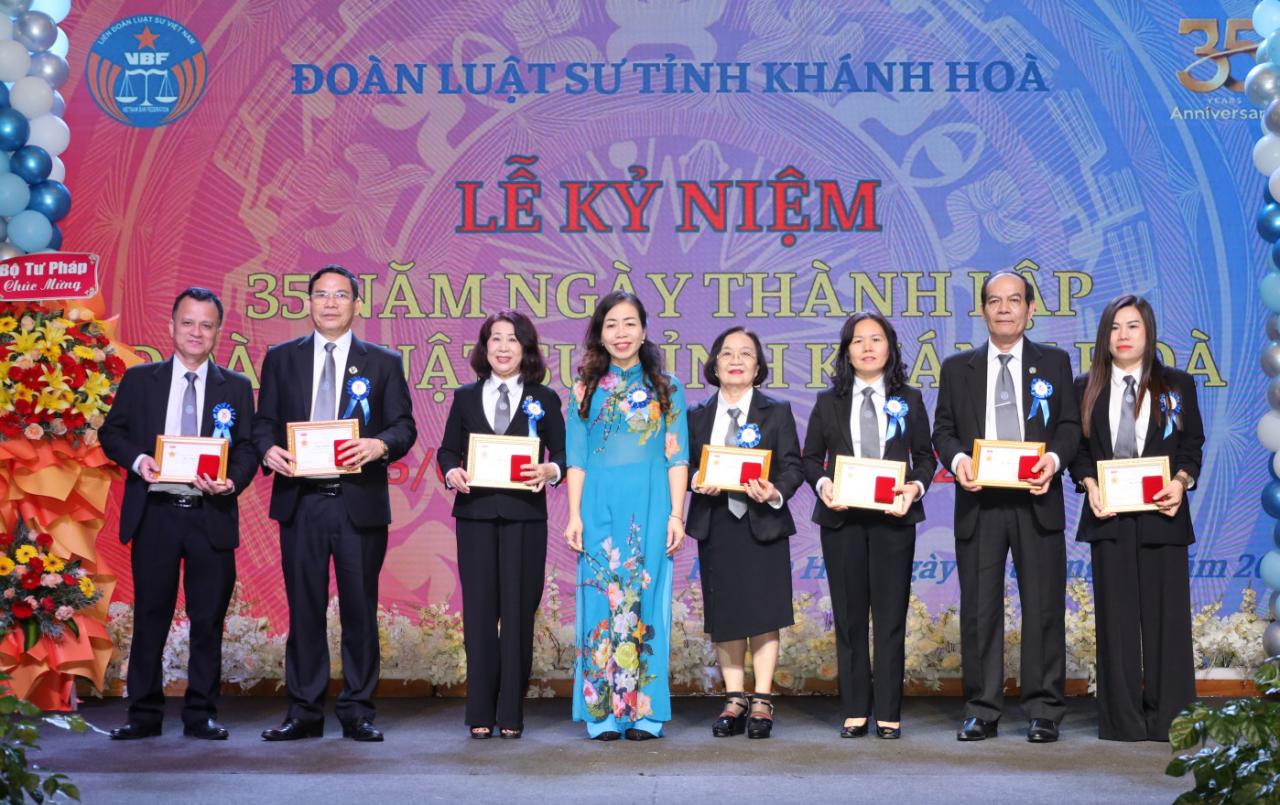 Đoàn Luật sư tỉnh Khánh Hòa kỷ niệm 35 năm ngày thành lập 7 Các cá nhân nhận kỷ niệm chương “Vì sự nghiệp Tư pháp”.