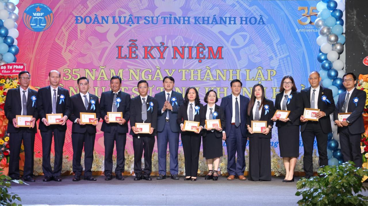 Đoàn Luật sư tỉnh Khánh Hòa kỷ niệm 35 năm ngày thành lập 8 Các cá nhân nhận kỷ niệm chương “Vì sự nghiệp phát triển luật sư Việt Nam”.