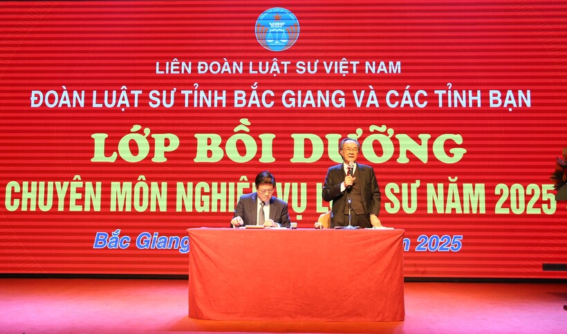Luật sư Nguyễn Minh Tâm giới thiệu cuốn Giải thích Bộ Quy tắc đạo đức và ứng xử nghề nghiệp luật sư Việt Nam.