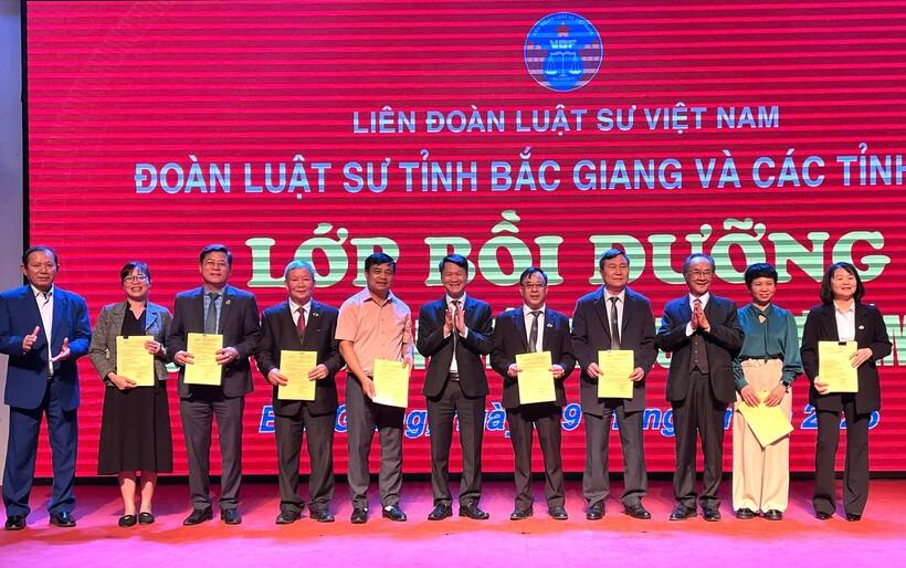 Các luật sư nhận Giấy Giấy chứng nhận tham gia bồi dưỡng chuyên môn nghiệp vụ luật sư.