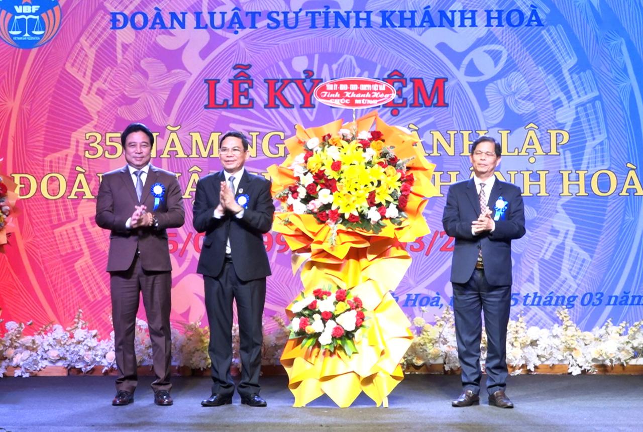 Đoàn Luật sư tỉnh Khánh Hòa kỷ niệm 35 năm ngày thành lập 1 Lãnh đạo Tỉnh ủy, UBND tỉnh Khánh Hòa tặng lẵng hoa chúc mừng Đoàn Luật sư tỉnh.
