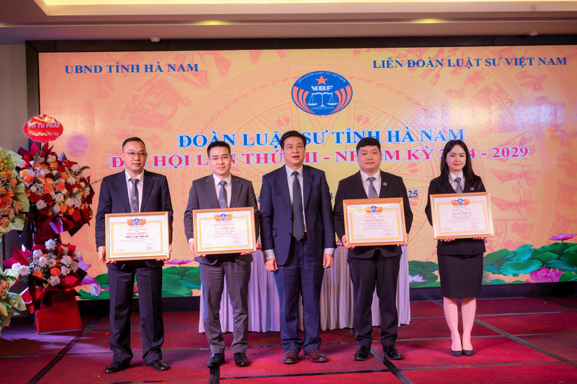 Lãnh đạo Liên đoàn Luật sư Việt Nam trao tặng Bằng khen cho các tập thể, cá nhân có thành tích trong hoạt động nhiệm kỳ 2019 - 2024.