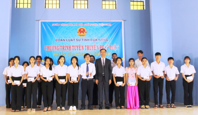 Luật sư Nguyễn Thanh Huy, Chủ nhiệm, cùng Luật sư Trần Văn Duẩn, Phó Chủ nhiệm Đoàn Luật sư tỉnh Đắk Nông đã trao tặng những suất học bổng ý nghĩa đến các em học sinh vượt khó, học giỏi.