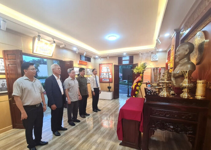 Đại diện lãnh đạo Liên đoàn Luật sư Việt Nam, Đoàn Luật sư tỉnh Bình Phước cùng lãnh đạo Ban Nội chính, lãnh đạo Sở Tư pháp tưởng nhớ và tri ân Chủ tịch Hồ Chí Minh cùng các anh hùng liệt sĩ đã chiến đấu hy sinh giành độc lập.