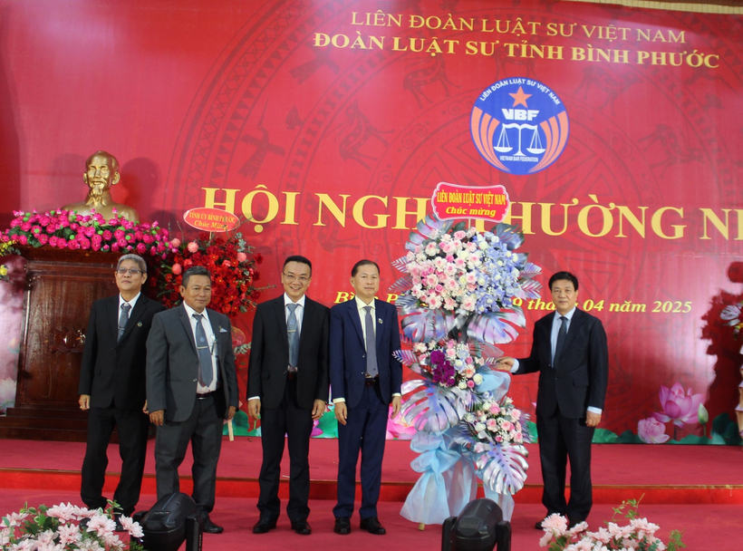 Luật sư, Tiến sĩ Đỗ Ngọc Thịnh thay mặt Liên đoàn Luật sư Việt Nam tặng hoa chúc mừng Hội nghị.