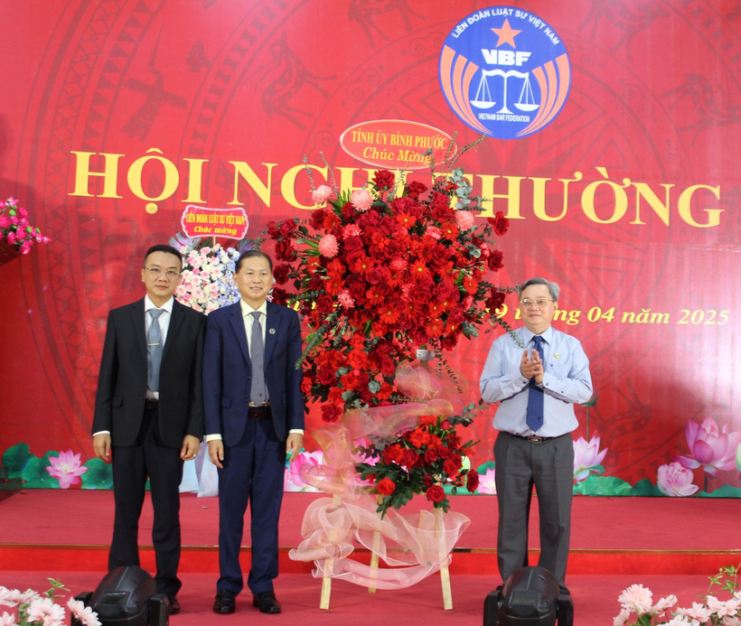 Ông Nguyễn Minh Hợi thay mặt Tỉnh ủy tặng hoa chúc mừng Hội nghị.