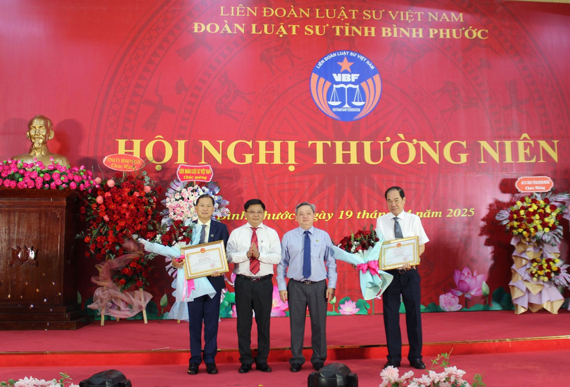 Luật sư, Tiến sĩ Phan Thông Anh và Luật sư Thạc sĩ Lê Văn Nam nhận Bằng khen của Bộ Tư pháp.
