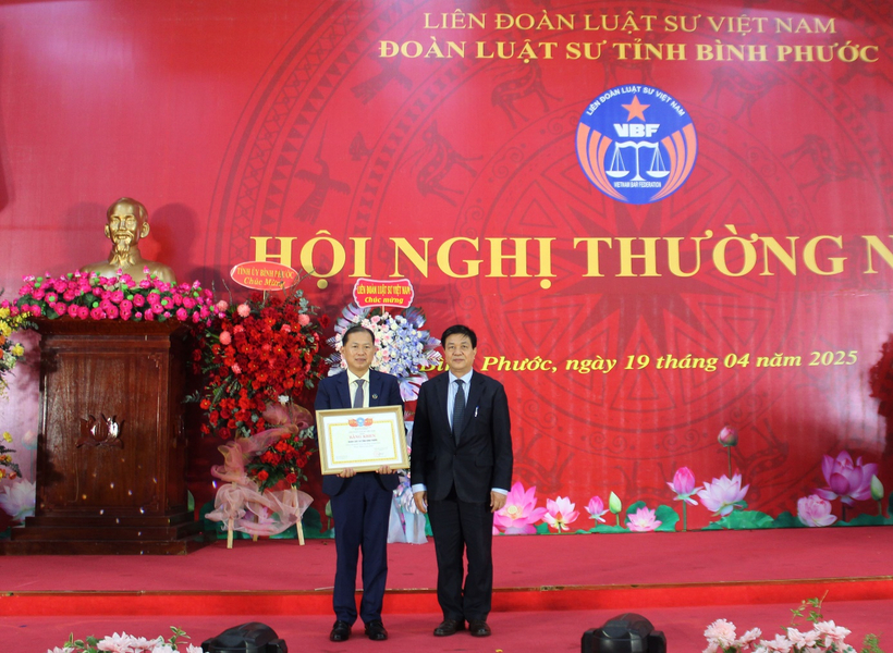 Luật sư, Tiến sĩ Đỗ Ngọc Thịnh trao tặng Bằng khen của Liên đoàn Luật sư Việt Nam cho Đoàn Luật sư tỉnh Bình Phước.