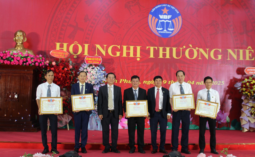 Luật sư Nguyễn Văn Hậu và Luật sư Trương Xuân Tám trao tặng Bằng khen của Liên đoàn Luật sư Việt Nam cho các tổ chức hành nghề, luật sư đã có thành tích trong xây dựng và phát triển Đoàn Luật sư năm 2024.