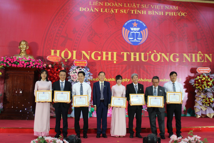 Luật sư Lê Văn Nam trao tặng Giấy khen cho các tổ chức hành nghề, Luật sư thuộc Đoàn Luật sư tỉnh Bình Phước.
