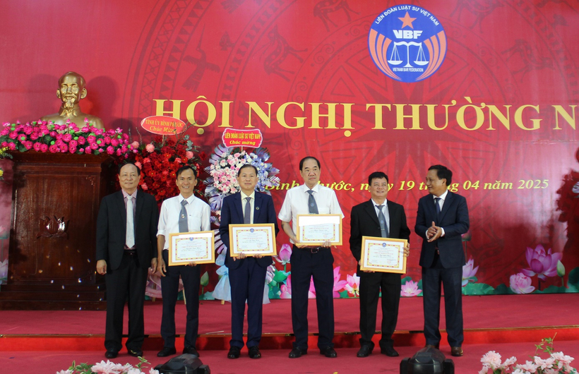 Luật sư Hà Hải và Luật sư Lê Quang Y trao tặng Giấy khen cho các tổ chức hành nghề, Luật sư thuộc Đoàn Luật sư tỉnh Bình Phước.