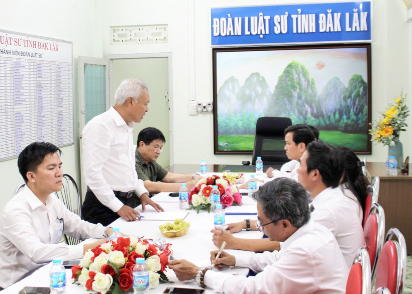 Chủ tịch Liên đoàn Luật sư Việt Nam thăm và làm việc với Ban Chủ nhiệm Đoàn Luật sư tỉnh Đắk Lắk 3 Luật sư Lê Hồng Nguyên, Ủy viên Ban Thường vụ, Phó Chánh Văn phòng Liên đoàn Luật sư Việt Nam, đã đưa ý kiến đóng góp, định hướng cho sự phát triển bền vững của Đoàn.