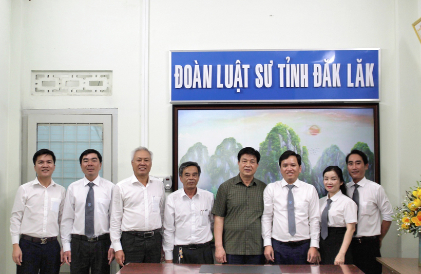 Chủ tịch Liên đoàn Luật sư Việt Nam thăm và làm việc với Ban Chủ nhiệm Đoàn Luật sư tỉnh Đắk Lắk 4 Luật sư, Tiến sĩ Đỗ Ngọc Thịnh Chủ tịch Liên đoàn Luật sư Việt Nam chụp ảnh kỉ niệm với Ban Chủ nhiệm Đoàn Luật sư tỉnh Đắk Lắk.