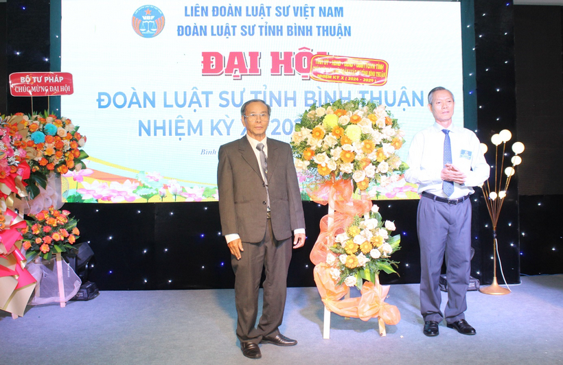 Ông Phan Văn Đăng tặng hoa chúc mừng đại hội.