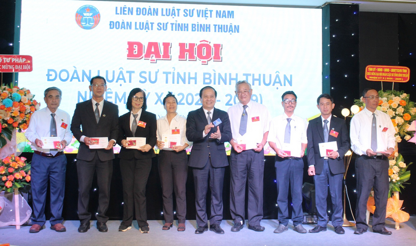 Luật sư, Tiến sĩ Đào Ngọc Chuyền trao tặng Kỷ niệm chương “Vì sự nghiệp phát triển Luật sư Việt Nam” cho các Luật sư có thời gian hành nghề trên 15 năm.