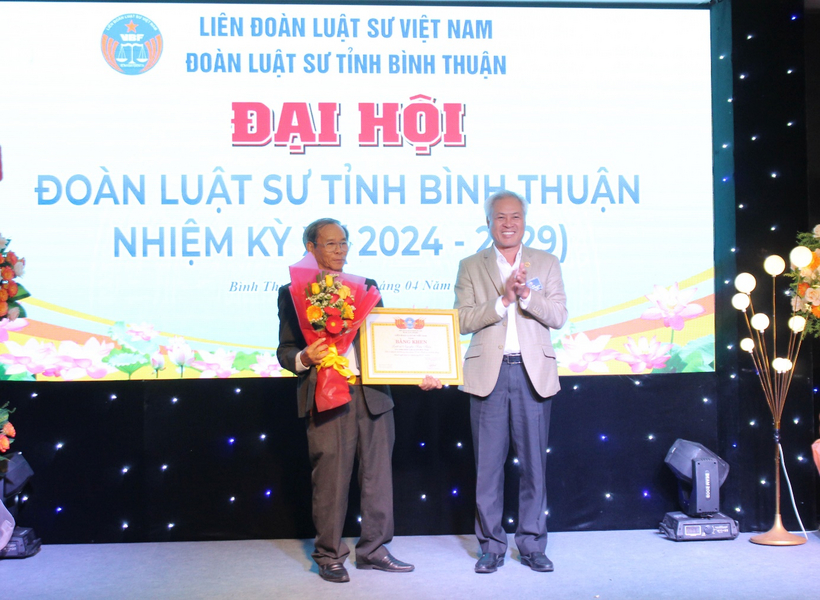 Luật sư Lê Hồng Nguyên trao tặng Bằng khen đã có thành tích trong xây dựng Đoàn Luật sư và hoạt động hành nghề luật sư nhiệm kỳ 2019-2024 của Liên đoàn Luật sư Việt Nam cho Luật sư Nguyễn Toàn Thiện.