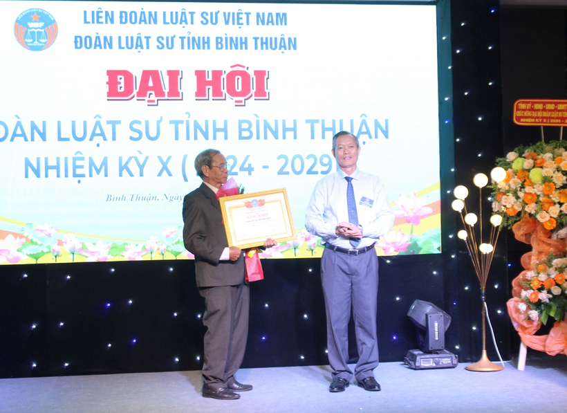 Ông Phan Văn Đăng trao tặng Bằng khen đã có thành tích trong xây dựng Đoàn Luật sư và hoạt động hành nghề luật sư nhiệm kỳ 2019-2024 của Liên đoàn Luật sư Việt Nam cho Đoàn Luật sư tỉnh Bình Thuận.