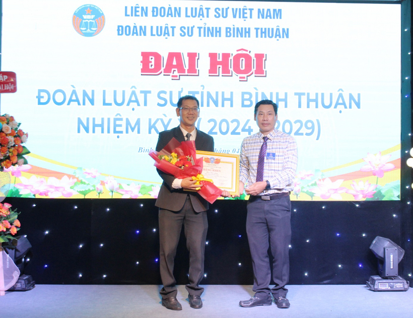Ông Đăng Văn Đào trao tặng Bằng khen đã có thành tích trong xây dựng Đoàn Luật sư và hoạt động hành nghề luật sư nhiệm kỳ 2019-2024 của Liên đoàn Luật sư Việt Nam cho Ban Chủ nhiệm Đoàn Luật sư tỉnh Bình Thuận.