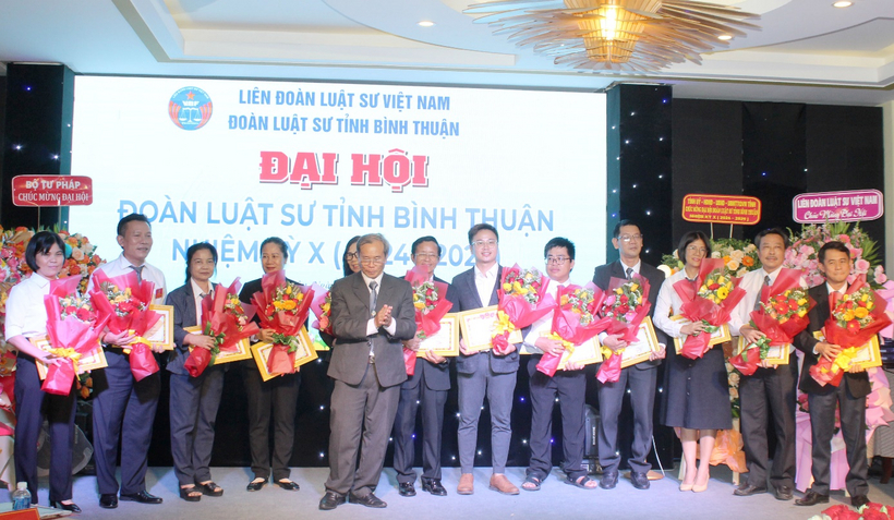 Luật sư Nguyễn Toàn Thiện trao tặng Giấy khen của Đoàn Luật sư cho các cho tập thể, cá nhân đã có thành tích góp phần duy trì đoàn kết, uy tín, xây dựng Đoàn Luật sư và hoạt động hành nghề luật sư trong nhiệm kỳ 2019-2024.