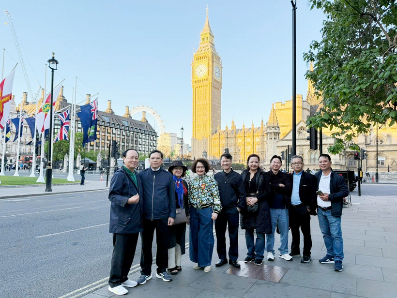 Tháp Big Ben soi bóng xuống dòng Thames.