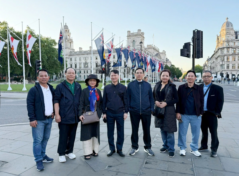 Hòa nhịp cùng dòng người ở nhịp tại Quảng trường Trafalgar.