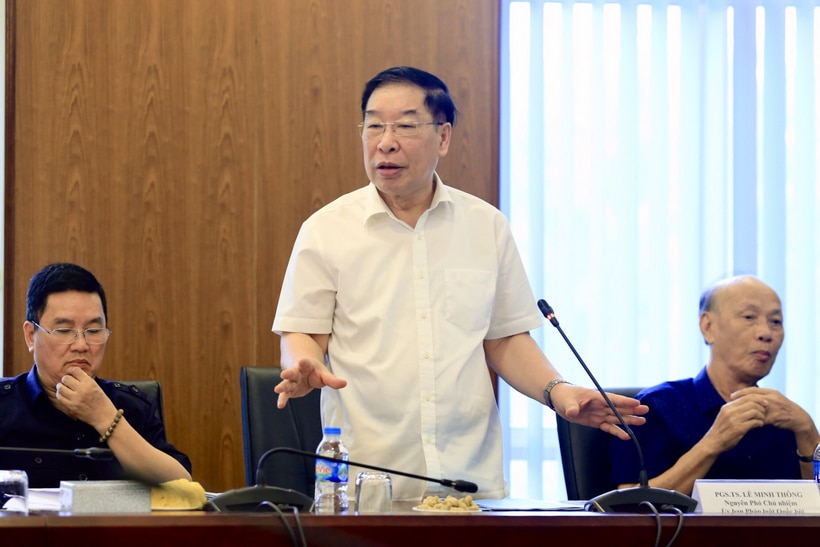 PGS. TS. Lê Minh Thông, nguyên Phó Chủ nhiệm Ủy ban Pháp luật Quốc hội cho ý kiến tại hội thảo.