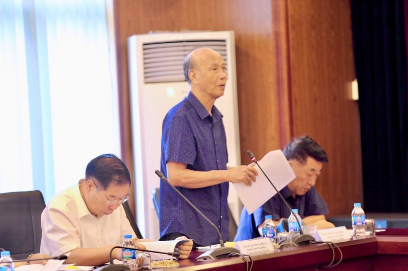 GS.TS Trần Ngọc Đường, nguyên Phó Chủ nhiệm Văn phòng Quốc hội cho ý kiến tại hội thảo.
