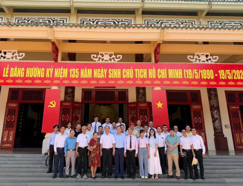 Đoàn Luật sư tỉnh Bình Phước và tỉnh Đồng Nai thăm và chụp ảnh lưu niệm tại Văn Miếu Trấn Biên (TP. Biên Hòa, tỉnh Đồng Nai).