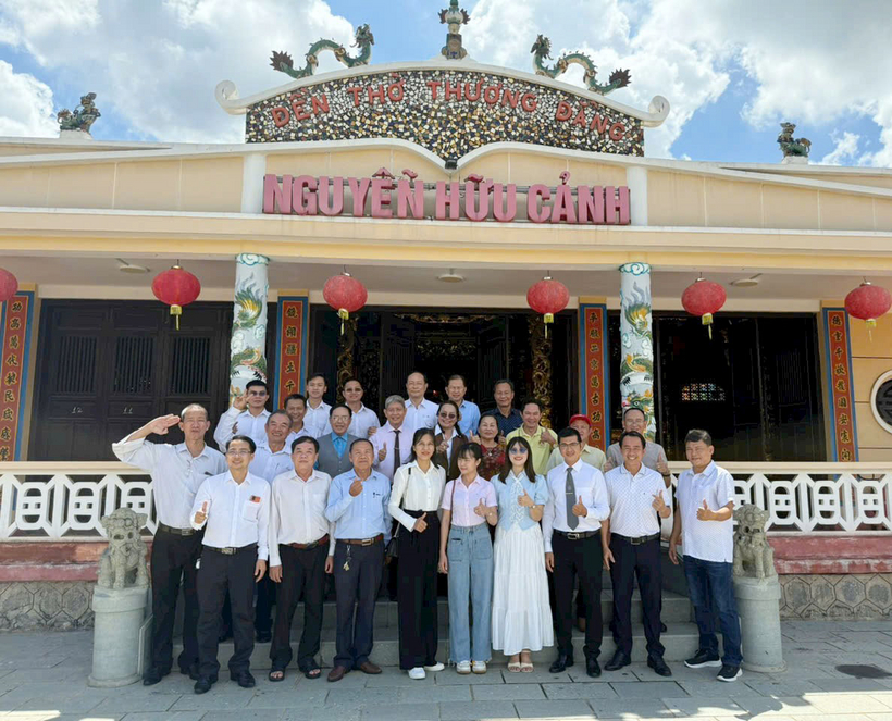 Đoàn Luật sư tỉnh Bình Phước và tỉnh Đồng Nai dâng hương và chụp ảnh lưu niệm tại Đền thờ Nguyễn Hữu Cảnh (TP. Biên Hòa, tỉnh Đồng Nai).