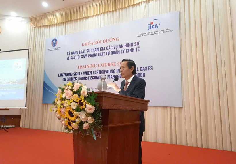 Tiến sĩ, Luật sư Phan Trung Hoài, Phó Chủ tịch Liên đoàn Luật sư Việt Nam phát biểu tại khóa bồi dưỡng.
