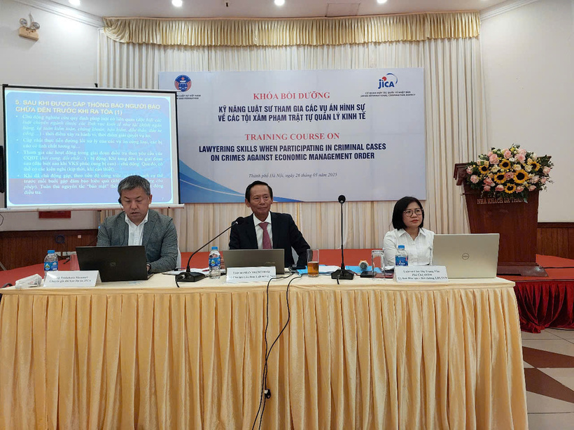Ban Điều hành Khóa bồi dưỡng “Kỹ năng của luật sư tham gia vụ án hình sự về các tội xâm phạm trật tự quản lý kinh tế”.