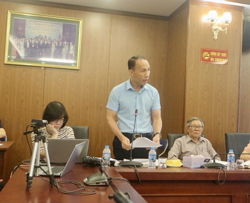 Luật sư Nguyễn Xuân Anh, Chánh văn phòng Liên đoàn Luật sư Việt Nam báo cáo tại cuộc họp.