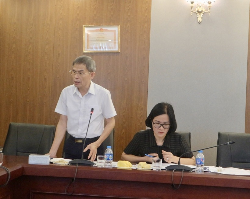 Ông Lê Xuân Hồng, Cục trưởng Cục Bổ trợ tư pháp, Bộ Tư pháp và bà Trần Thị Nga, Trưởng phòng Quản lý luật sư và tư vấn pháp luật, Cục Bổ trợ tư pháp tại cuộc họp.