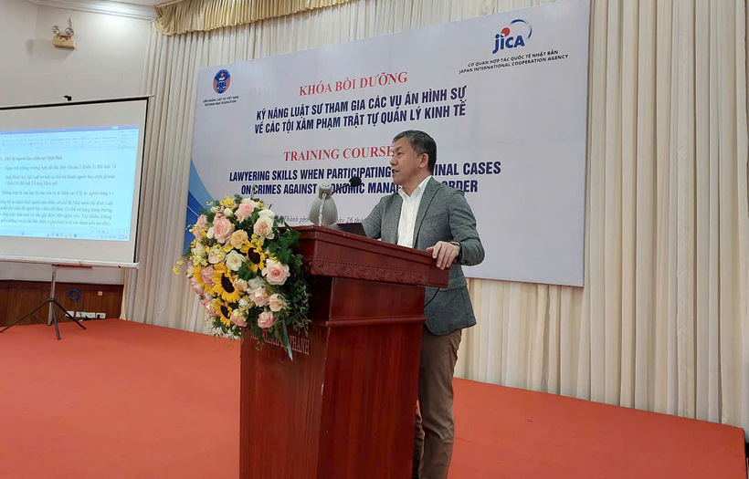 Luật sư Tsukahara Masanori, Chuyên gia Dự án JICA phát biểu tại khóa bồi dưỡng.