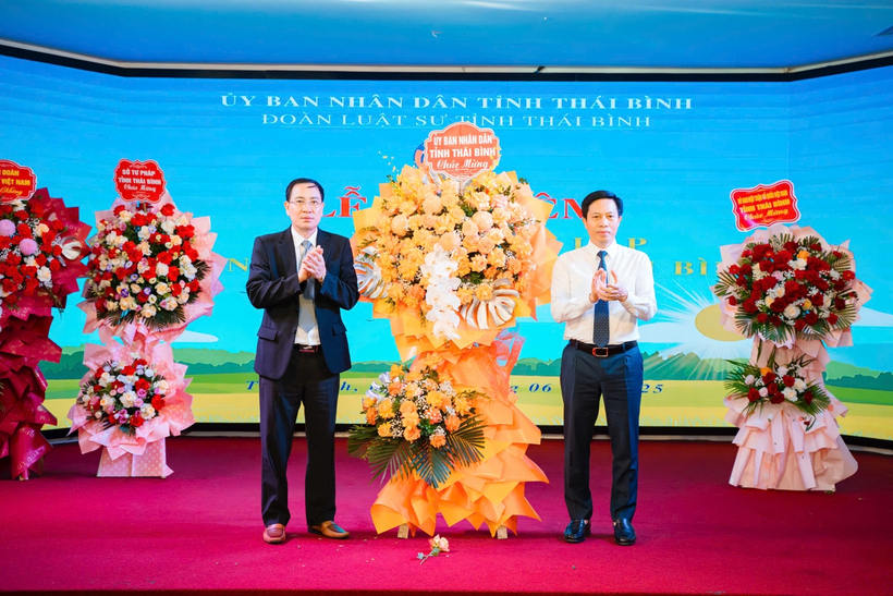 Ông Lại Văn Hoàn, Phó Chủ tịch UBND tỉnh Thái Bình tặng hoa chúc mừng.