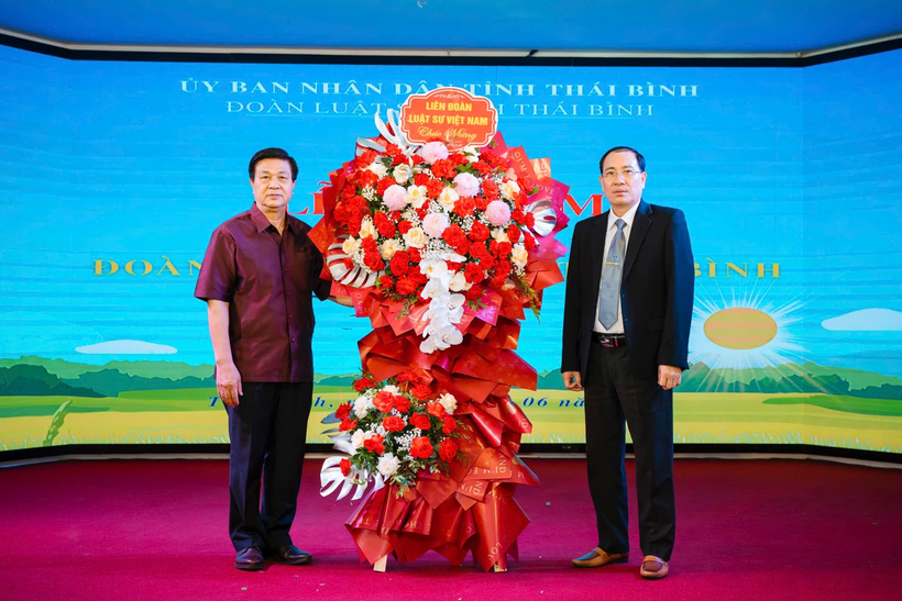 Luật sư, Tiến sĩ Đỗ Ngọc Thịnh, Chủ tịch Liên đoàn Luật sư Việt Nam tặng hoa chúc mừng.