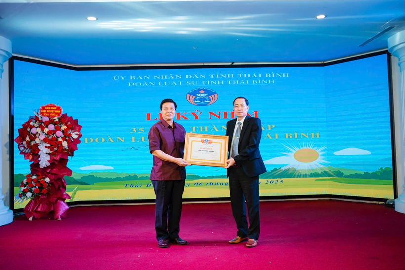 Đoàn Luật sư tỉnh Thái Bình vinh dự đón nhận Bằng khen của Liên đoàn Luật sư Việt Nam và UBND tỉnh Thái Bình.
