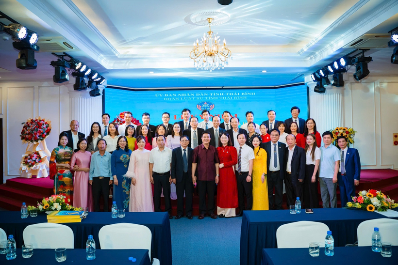 Các đại biểu tham gia buổi lễ.
