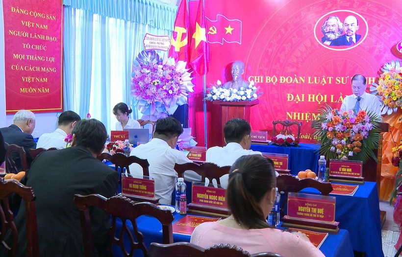 Thạc sĩ, Luật sư Lê Văn Nam, Bí thư Chi bộ, Chủ nhiệm Đoàn Luật sư tỉnh Bình Phước phát biểu tại Đại hội.