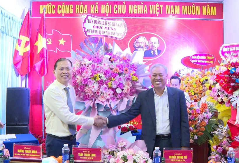 Luật sư Lê Hồng Nguyên tặng hoa chúc mừng Đại hội.