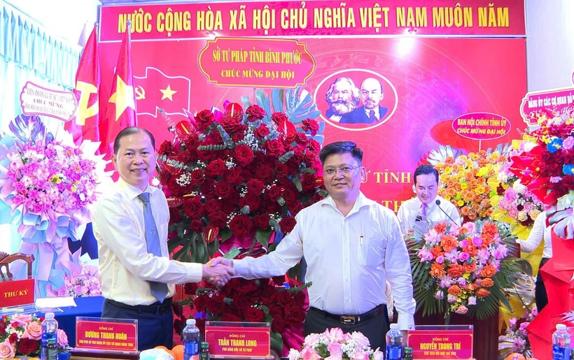 Ông Trần Thanh Long, Phó Giám đốc Sở Tư pháp tặng hoa chúc mừng Đại hội.