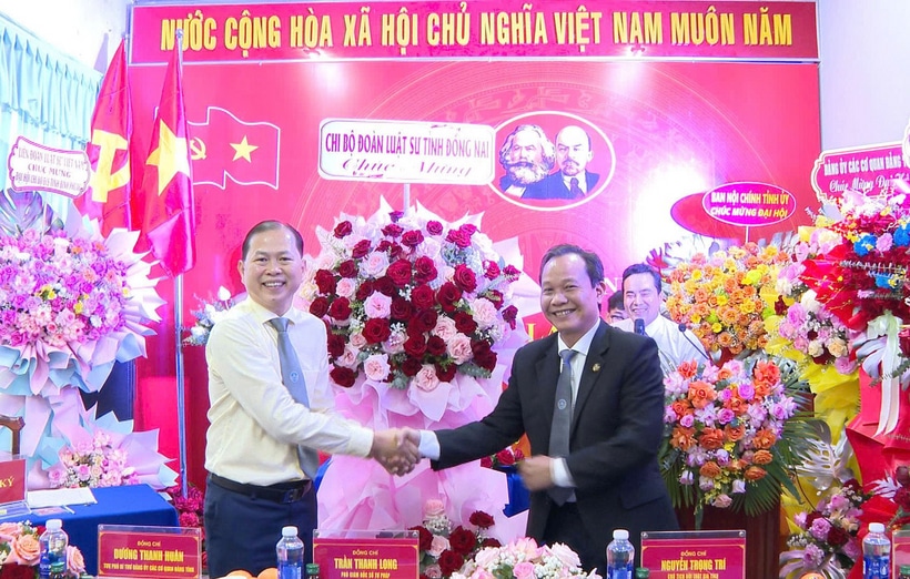 Luật sư Hà Mạnh Tường thay mặt Chi bộ Đoàn Luật sư tỉnh Đồng Nai tặng hoa chúc mừng Đại hội.