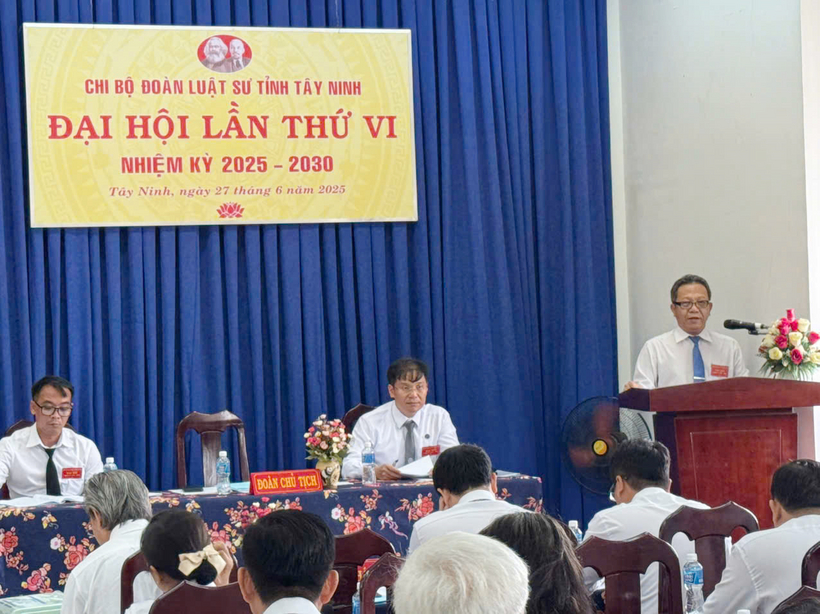 Đoàn Luật sư tỉnh Tây Ninh tổ chức thành công Đại hội Chi bộ nhiệm kỳ 2025 - 2030 1 Luật sư Vương Sơn Hà, Bí thư Chi bộ, Chủ nhiệm Đoàn Luật sư tỉnh Tây Ninh phát biểu khai mạc Đại hội.