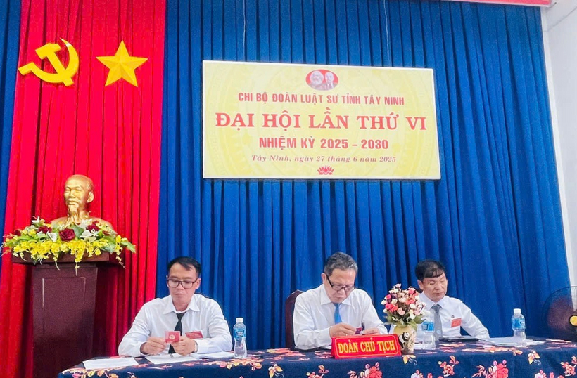 Đoàn Luật sư tỉnh Tây Ninh tổ chức thành công Đại hội Chi bộ nhiệm kỳ 2025 - 2030 2 Đoàn Chủ tịch điều hành Đại hội.