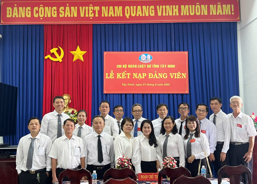 Đoàn Luật sư tỉnh Tây Ninh tổ chức thành công Đại hội Chi bộ nhiệm kỳ 2025 - 2030 3 Cũng tại Đại hội, Chi bộ Đoàn Luật sư tỉnh Tây Ninh đã tổ chức Lễ kết nạp Đảng cho 1 quần chúng là luật sư.